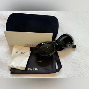 Gucci | Accessories | Gucci Black Oval Sunglasses Gg696s  display picture 2